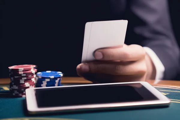 Uma jovem relaxando com o celular enquanto elementos dinâmicos de cassino flutuam ao seu redor, ilustrando a experiência móvel fluida oferecida pelo app 7GAME SBET.