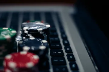 Uma mulher alegre em roupas tradicionais usando seu smartphone durante um momento festivo, mostrando como o app 7GAME SBET se encaixa facilmente no dia a dia.
