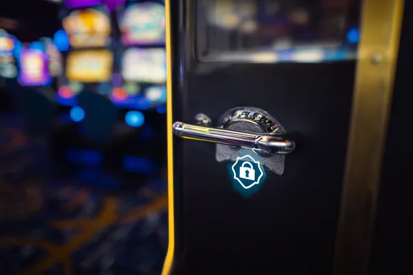 Uma mulher glamourosa segurando fichas de cassino em um ambiente iluminado por néon, representando a atmosfera premium do cassino online 7GAME SBET.