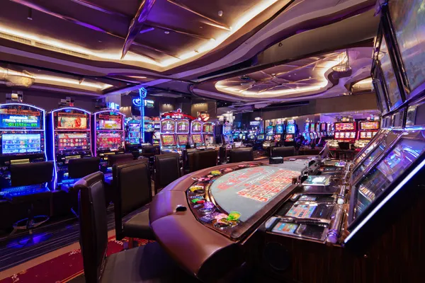 Uma roleta brilhante com fichas em cascata, simbolizando os envolventes jogos ao vivo e instantâneos disponíveis no 7GAME SBET.