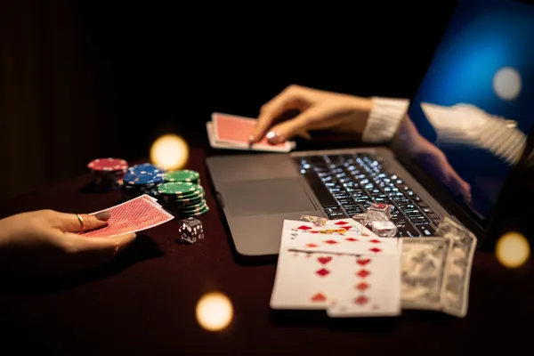 Um jogador usando seu smartphone durante um evento festivo local, representando o cassino totalmente compatível com dispositivos móveis do 7GAME SBET.